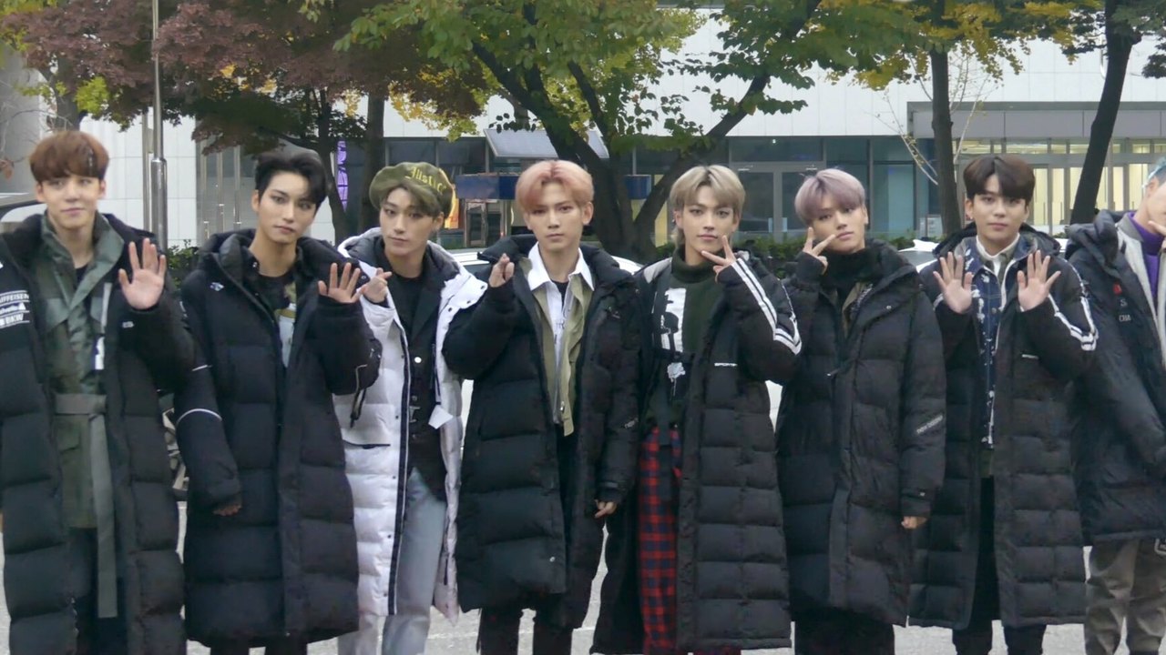 Участники ATEEZ перед Music Bank, ноябрь 2018 года