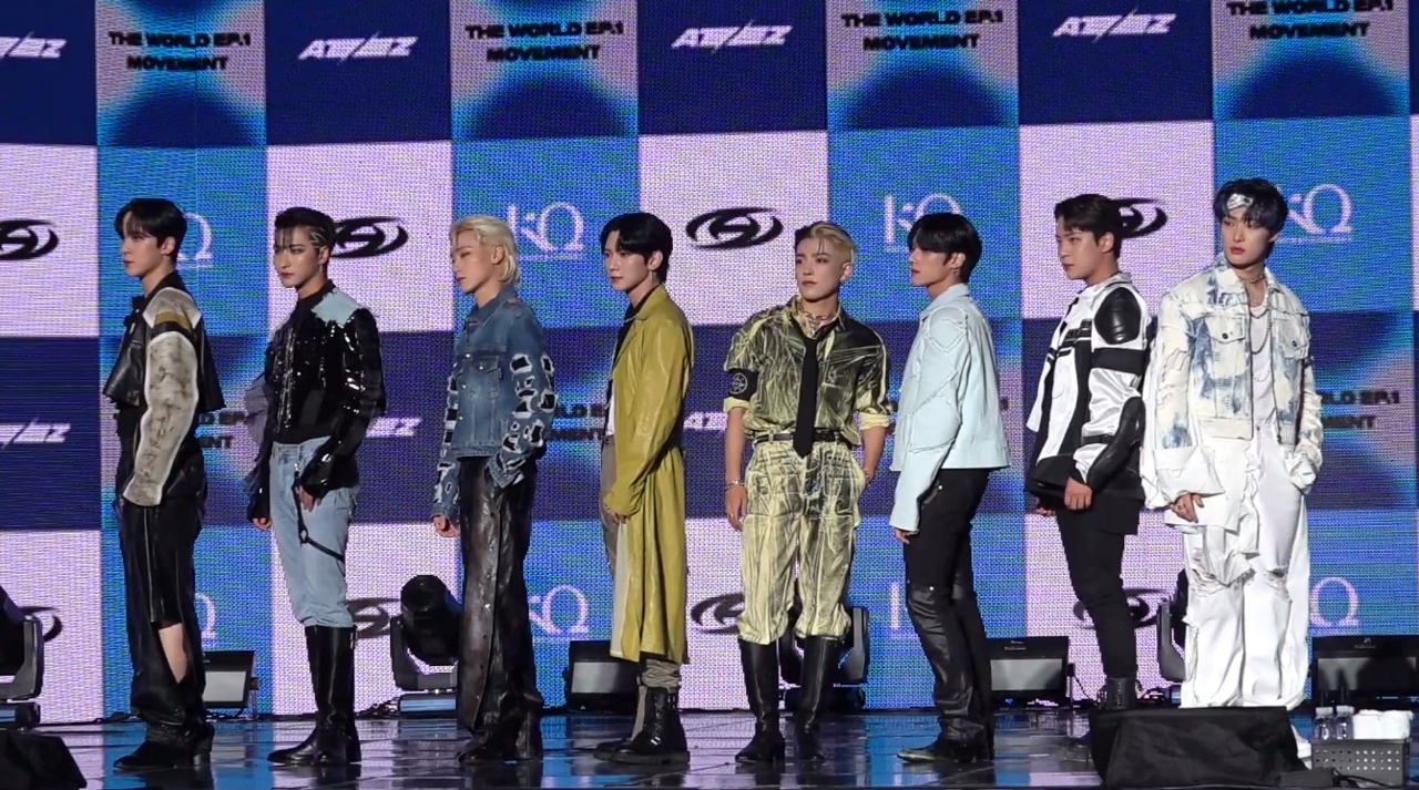 Группа ATEEZ на сцене в июле 2022 года