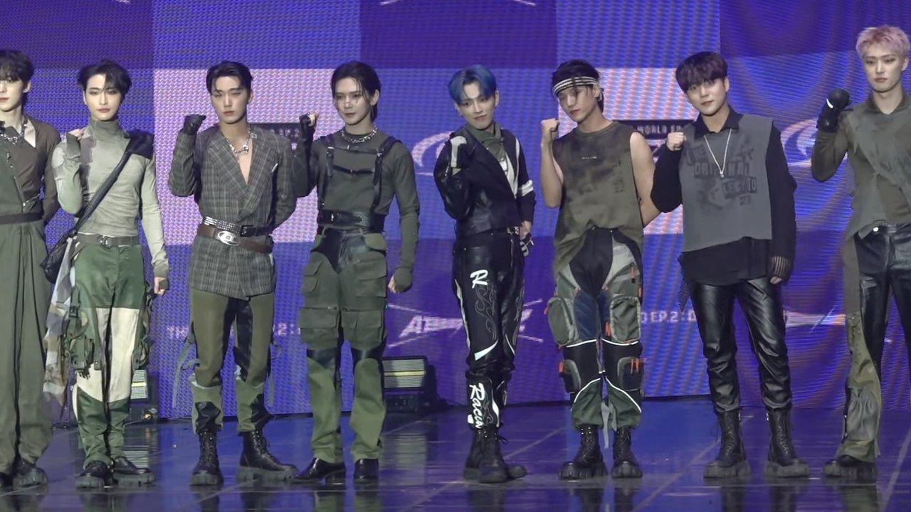 Восемь участников ATEEZ на шоукейсе альбома THE WORLD EP.2 : OUTLAW, 2023 год