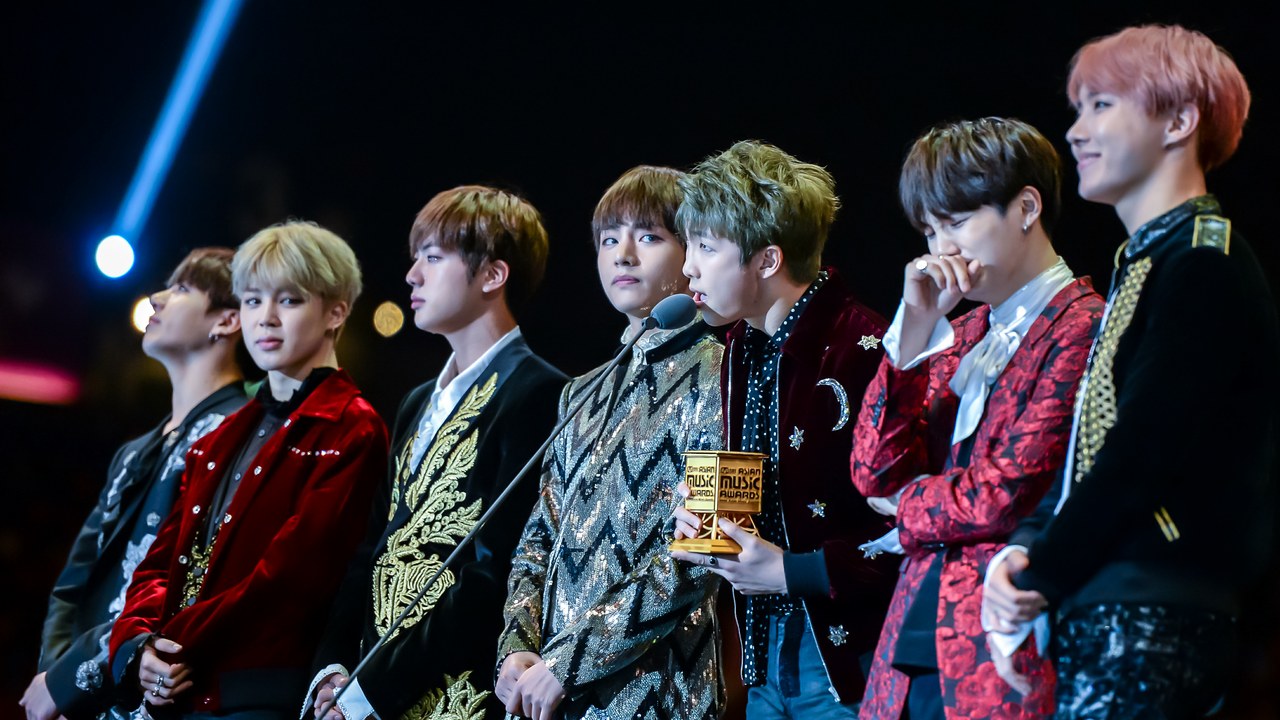 BTS на сцене MAMA 2016 с наградой