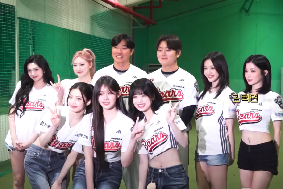 BABYMONSTER с игроками бейсбольного клуба Doosan Bears в апреле 2025 года