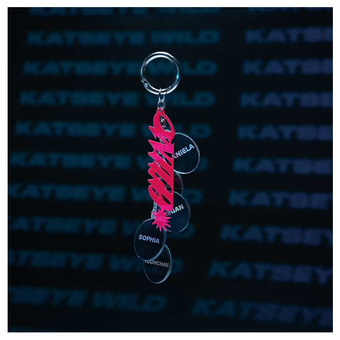 Брелок KATSEYE WILD с именем Sophia